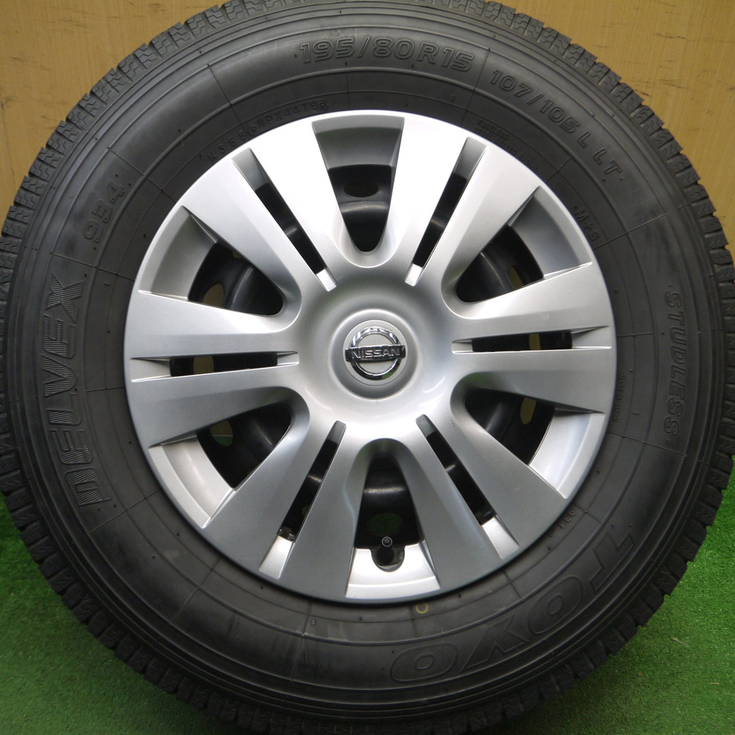 [送料無料] バリ溝！キレイ！8.5分★日産 キャラバン 純正 スタッドレス 195/80R15 107/105L トーヨー デルベックス 934 DELVEX 15インチ PCD139.7/6H★5012910Hス