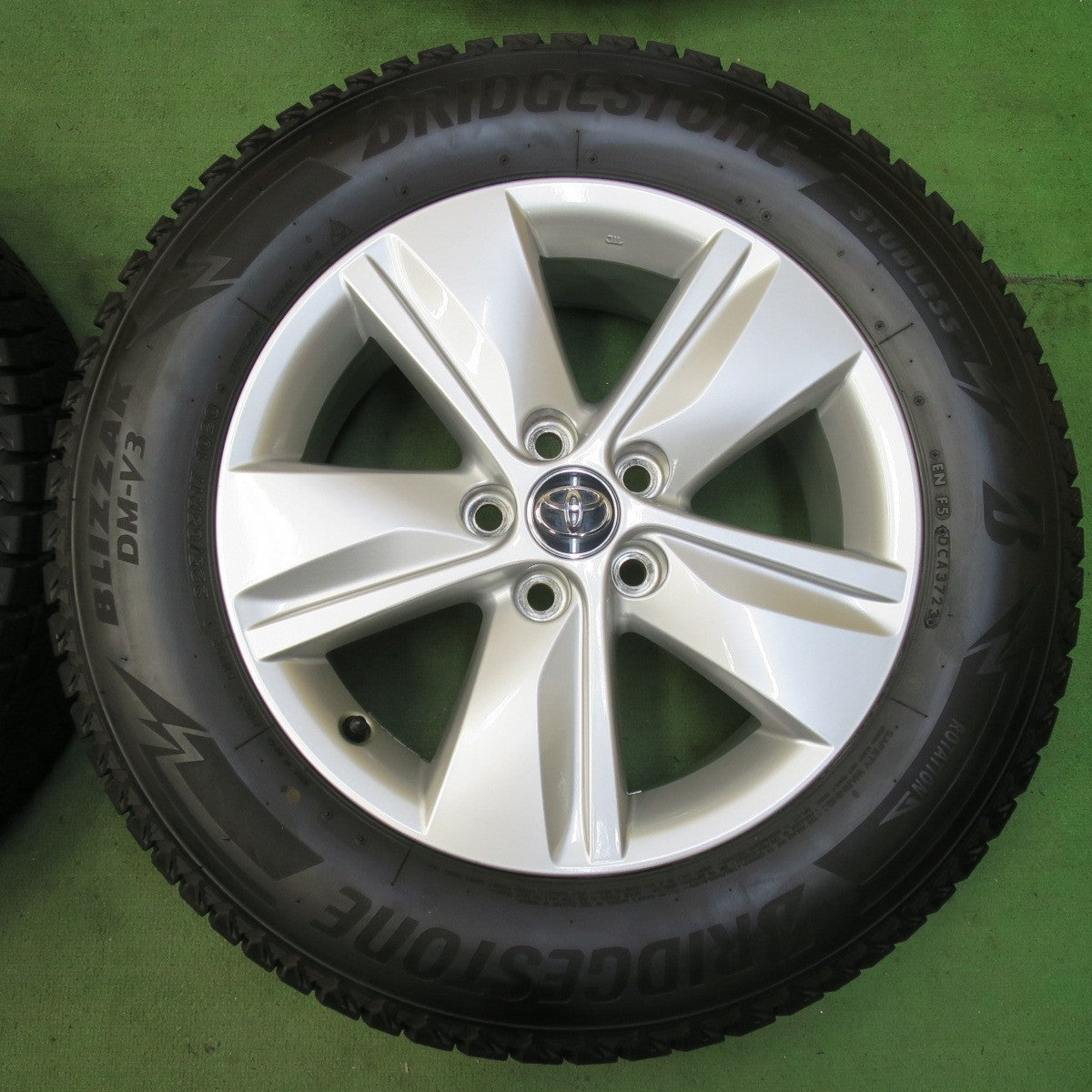 バリ溝！23年！キレイ！9.5分★トヨタ 60系 ハリアー 純正 225/65R17 スタッドレス ブリヂストン ブリザック DM-V3 17インチ PCD114.3/5H★5100406イス