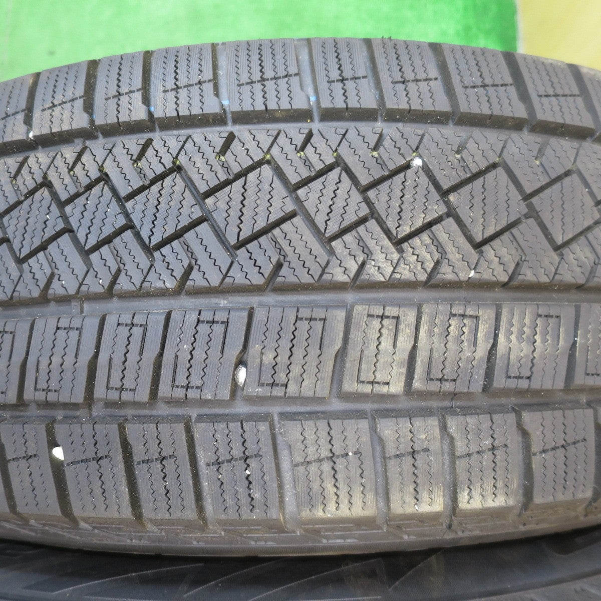 バリ溝！23年！キレイ！9.5分以上★スタッドレス 225/60R18 ピレリ アイスゼロ アシンメトリコ Exceeder エクシーダー 18インチ PCD114.3/5H★5052104NJス