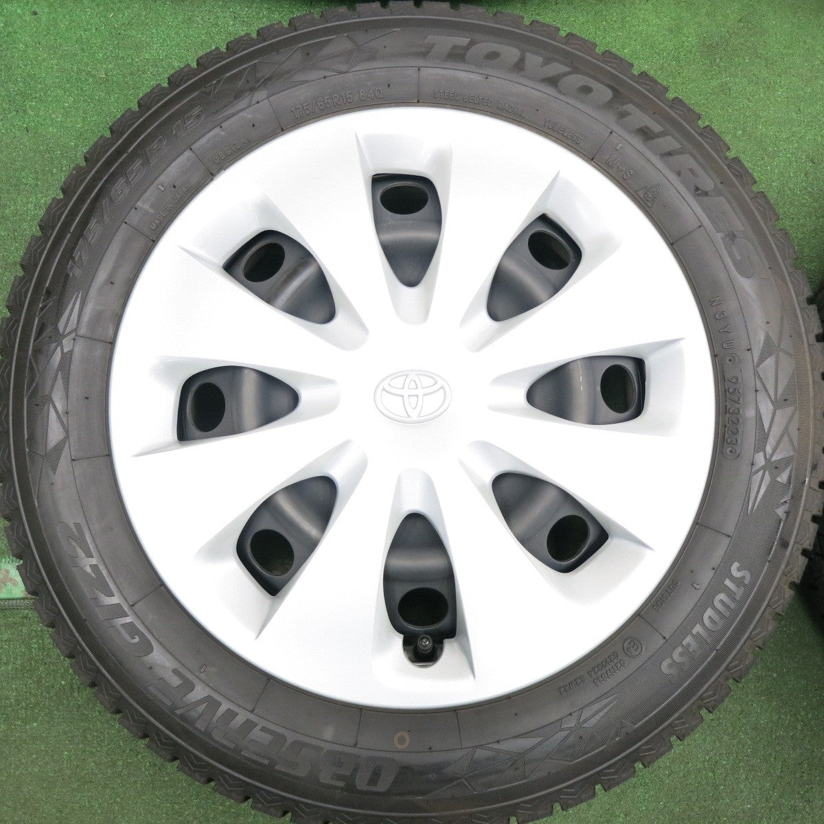 *送料無料* ほぼ未使用！23年！キレイ★トヨタ アクア 純正 スチール 175/65R15 スタッドレス トーヨー オブザーブ GIZ2 15インチ PCD100/4H★4060201HAス