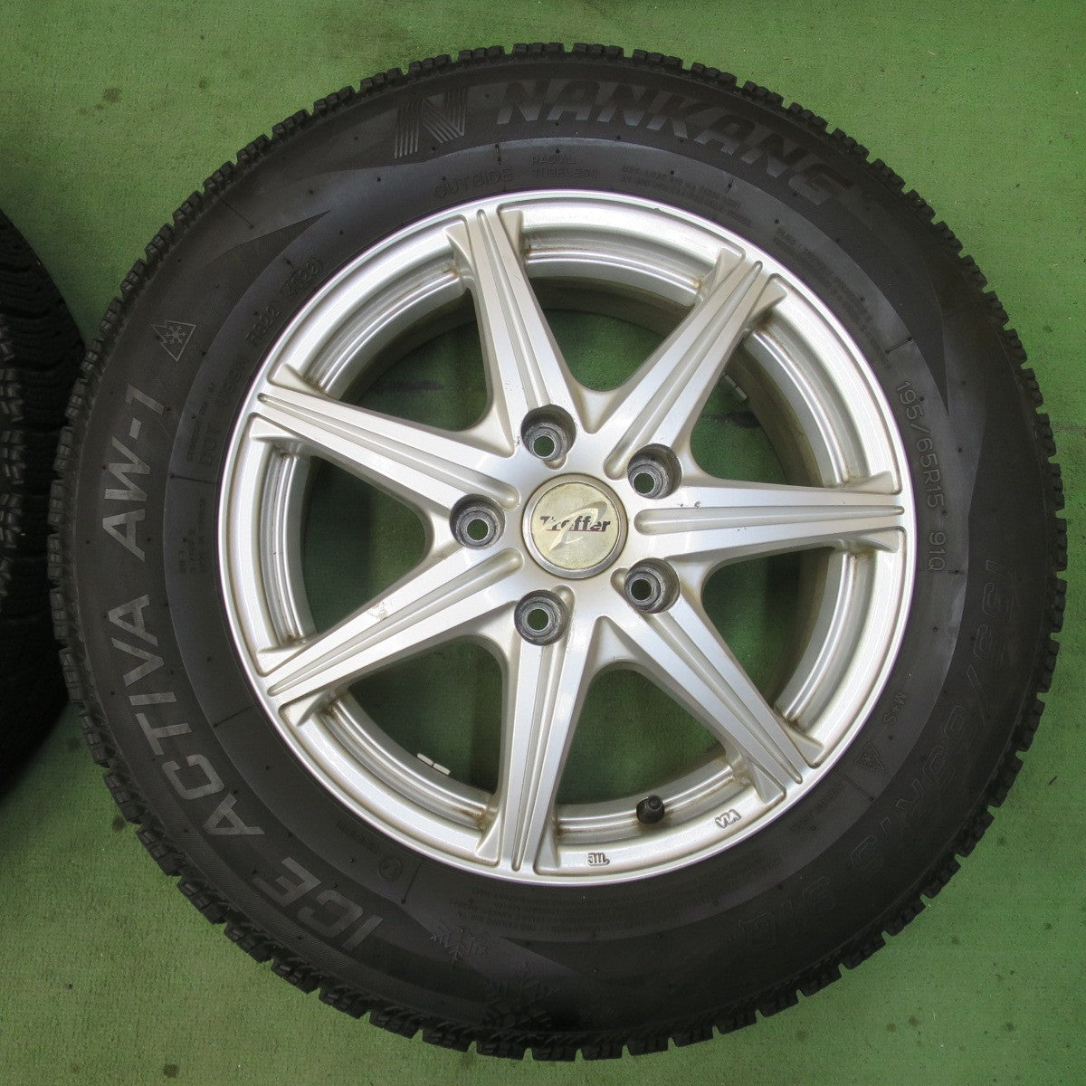 バリ溝！22年！9.5分★スタッドレス 195/65R15 ナンカン アイス アクティバ AW-1 Treffer トレファー 15インチ PCD114.3/5H★6012802イス