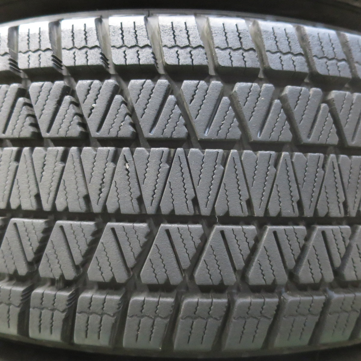 バリ溝！キレイ！9.5分★スタッドレス 225/65R17 ブリヂストン ブリザック DM-V3 LCZ 社外 アルミ 17インチ PCD114.3/5H★5122212イス