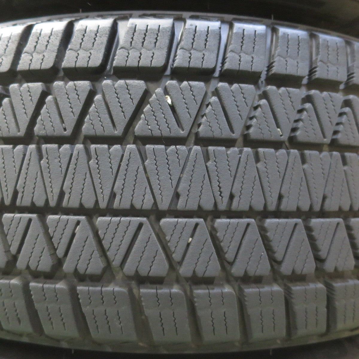 バリ溝！22年！キレイ！9分◎LEONIS NAVIA 07 AMF 225/60R18 スタッドレス ブリヂストン ブリザック DM-V3 レオニス ナヴィア 07 18インチ PCD114.3/5H◎6081703イス