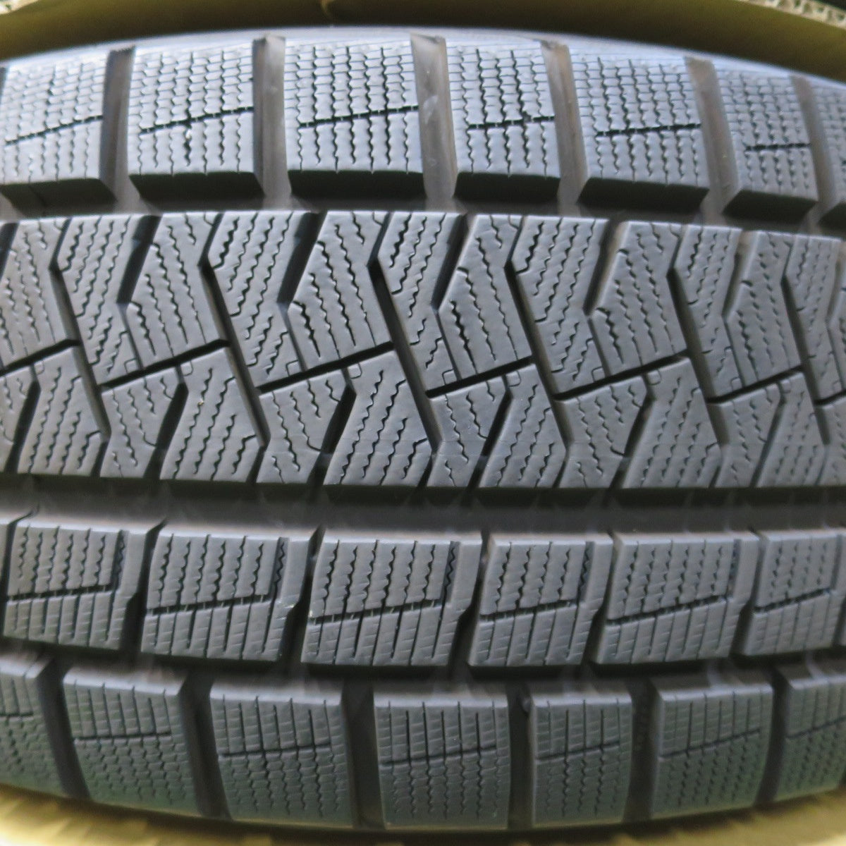 バリ溝！22年！9.5分★BMW 等 AGA Bayern TARGA 225/50R17 スタッドレス ピレリ アイスアシンメトリコ プラス 17インチ バイエルン PCD120/5H★5120614イス