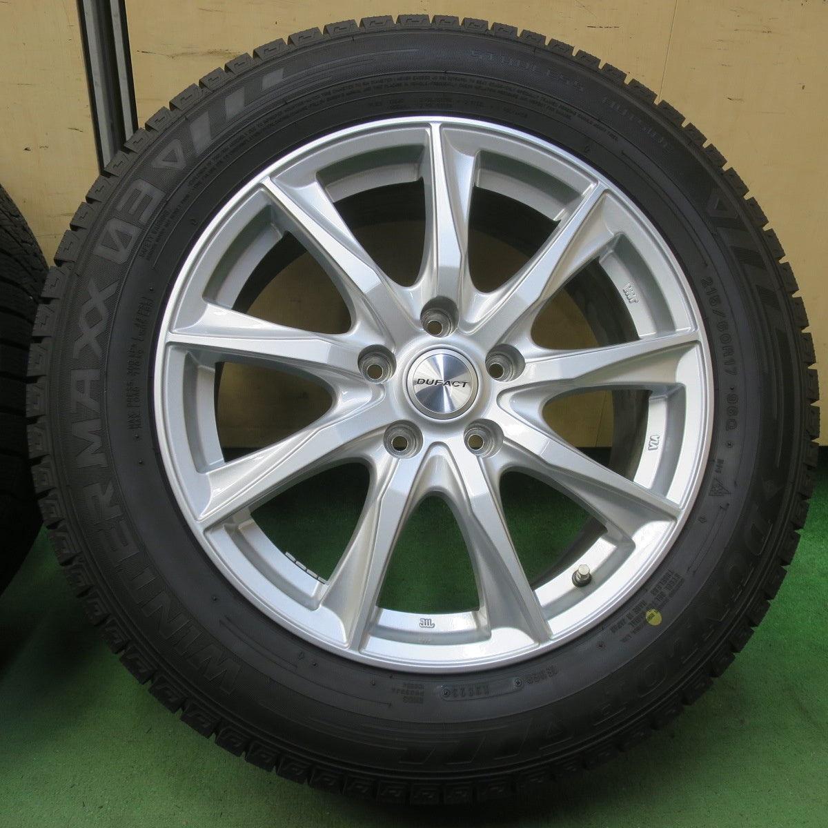 バリ溝！23年！キレイ！9.5分以上◎スタッドレス 215/60R17 ダンロップ ウインターマックス 03 DUFACT デュファクト 17インチ PCD114.3/5H◎6062703イス