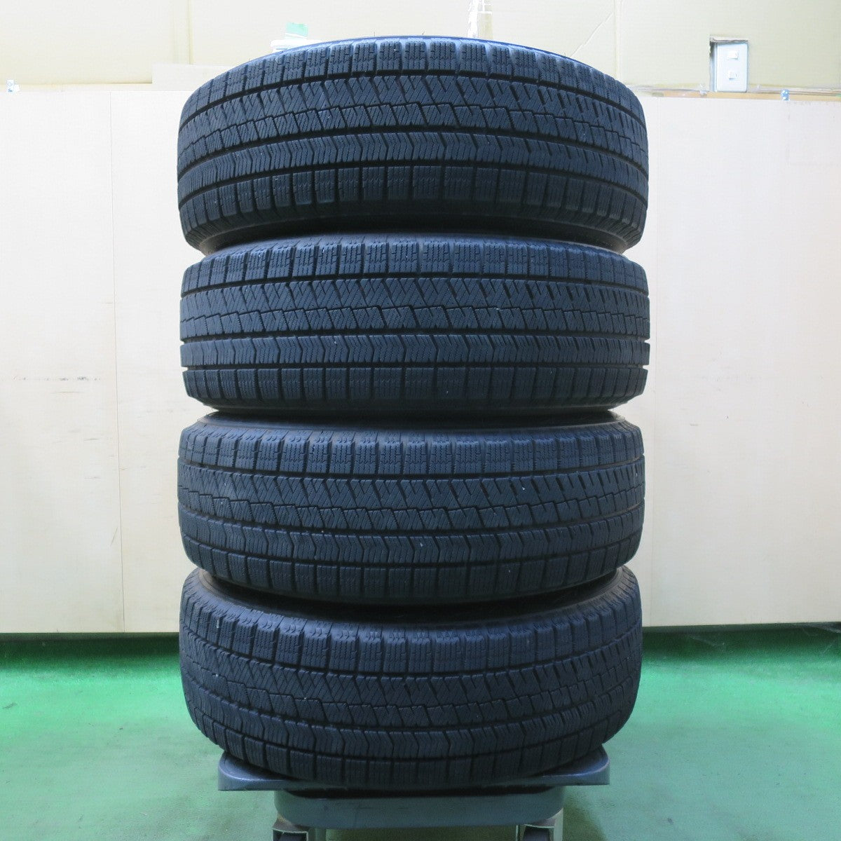 バリ溝！22年！キレイ！8.5分★ワーゲン 等 AGA TARGA 195/65R15 スタッドレス ブリヂストン ブリザック VRX2 15インチ PCD112/5H★5100606イス