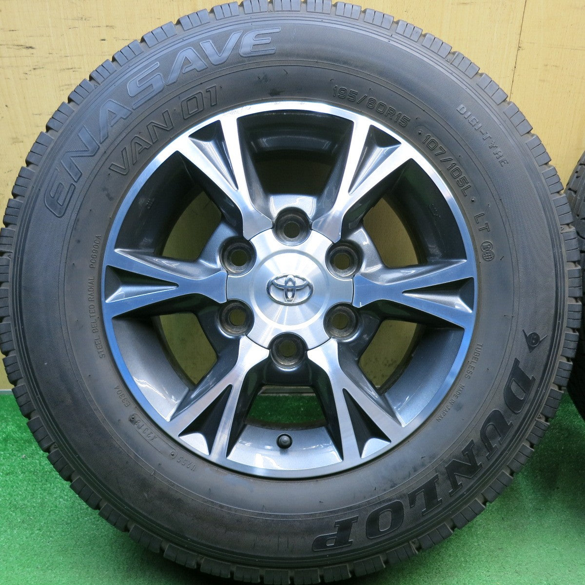 バリ溝！9.5分◎トヨタ 200系 ハイエース 純正 OP 195/80R15 107/105L ダンロップ エナセーブ VAN01 15インチ PCD139.7/6H◎6100306HAノ