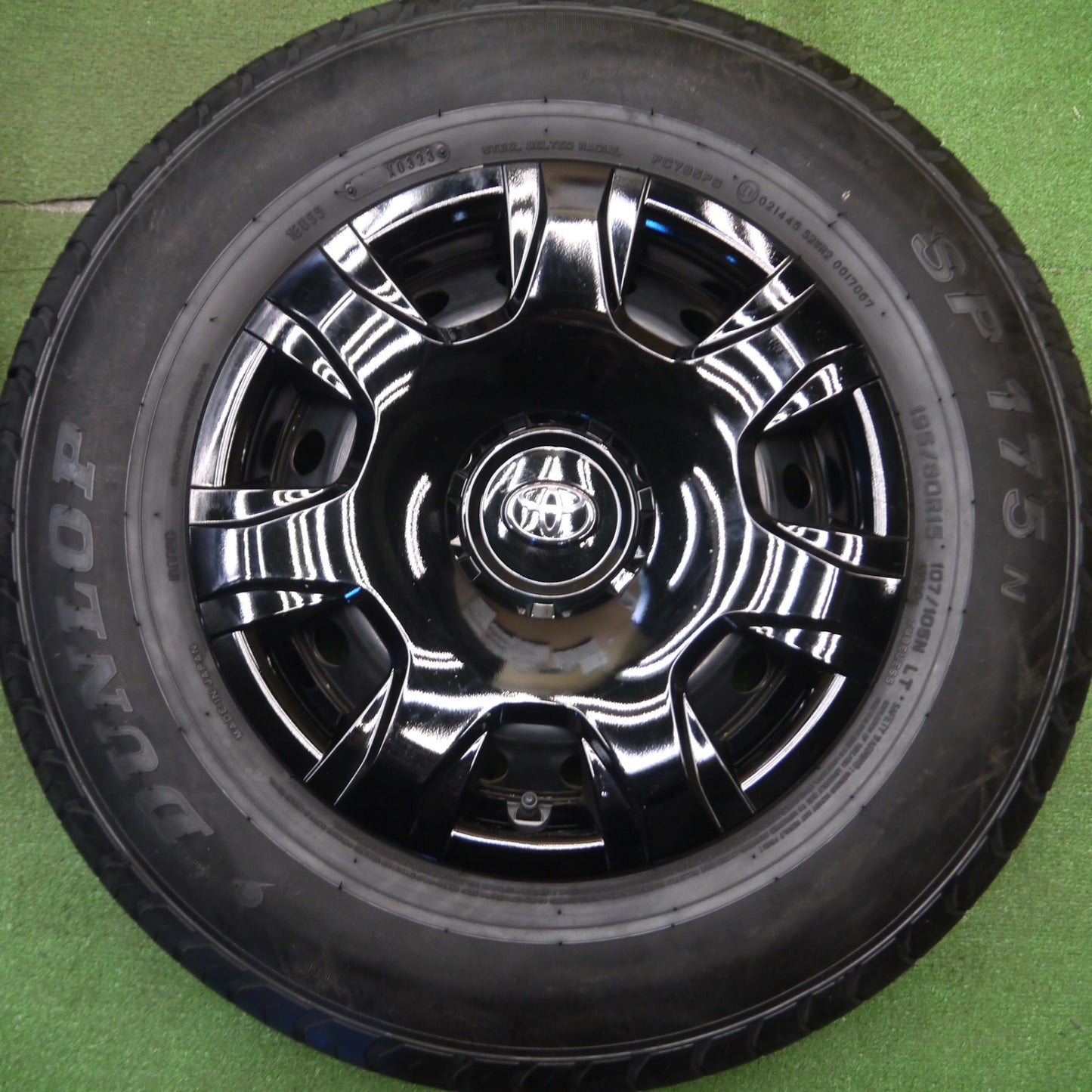 [送料無料] バリ溝！23年！キレイ！9.5分★トヨタ 200系 ハイエース 純正 スチール 195/80R15 107/105N ダンロップ SP175N 15インチ PCD139.7/6H★5012904Hノ
