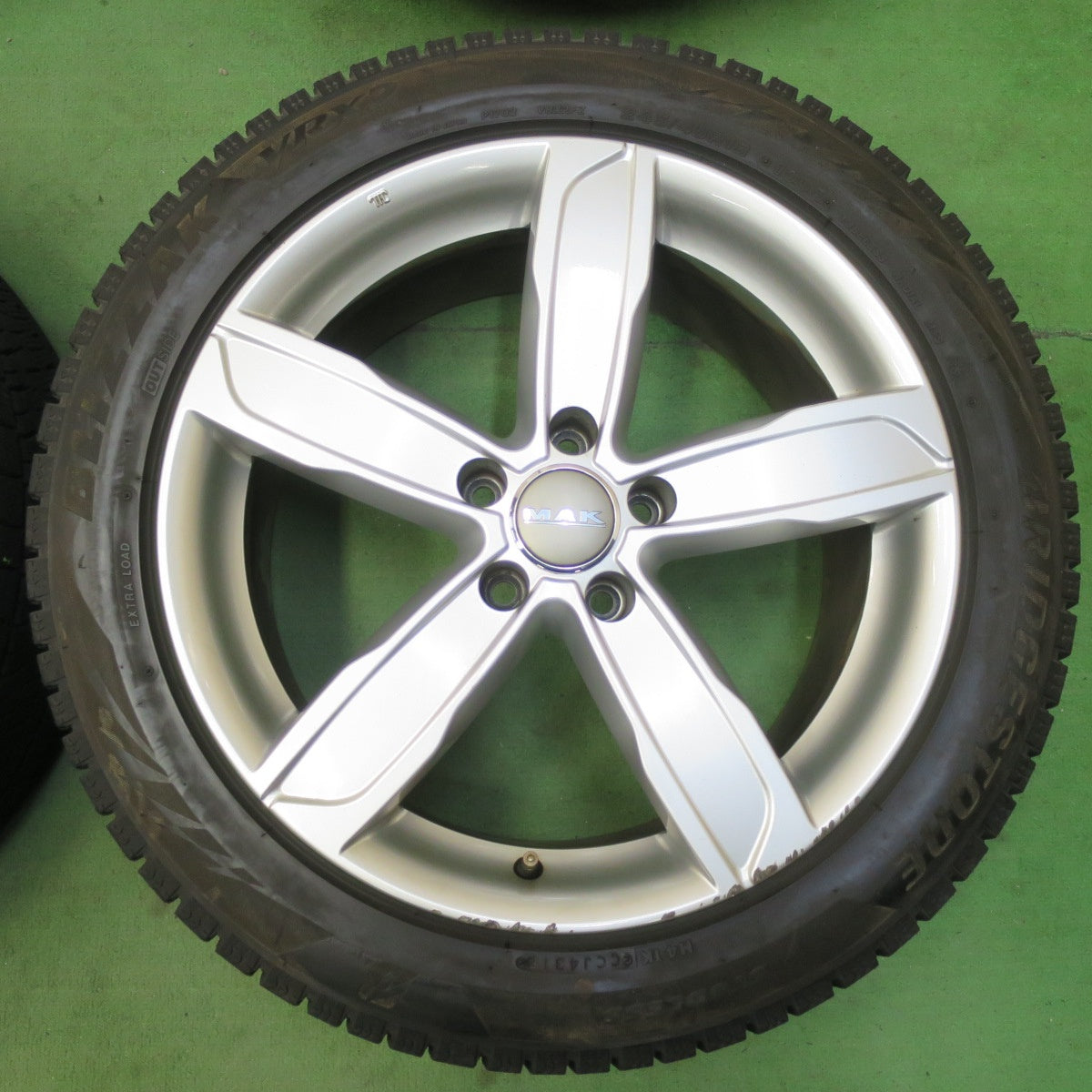 バリ溝！9.5分★アウディ 等 MAK STADT 245/45R18 スタッドレス ブリヂストン ブリザック VRX2 シュタッド 18インチ PCD112/5H★5042403イス