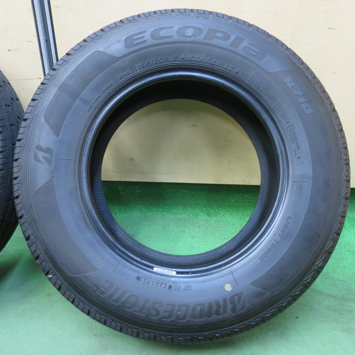 バリ溝！22年！9.5分以上★195/80R15 107/105N ブリヂストン エコピア R710 タイヤ 15インチ ハイエース キャラバン 等★5102505イノタ
