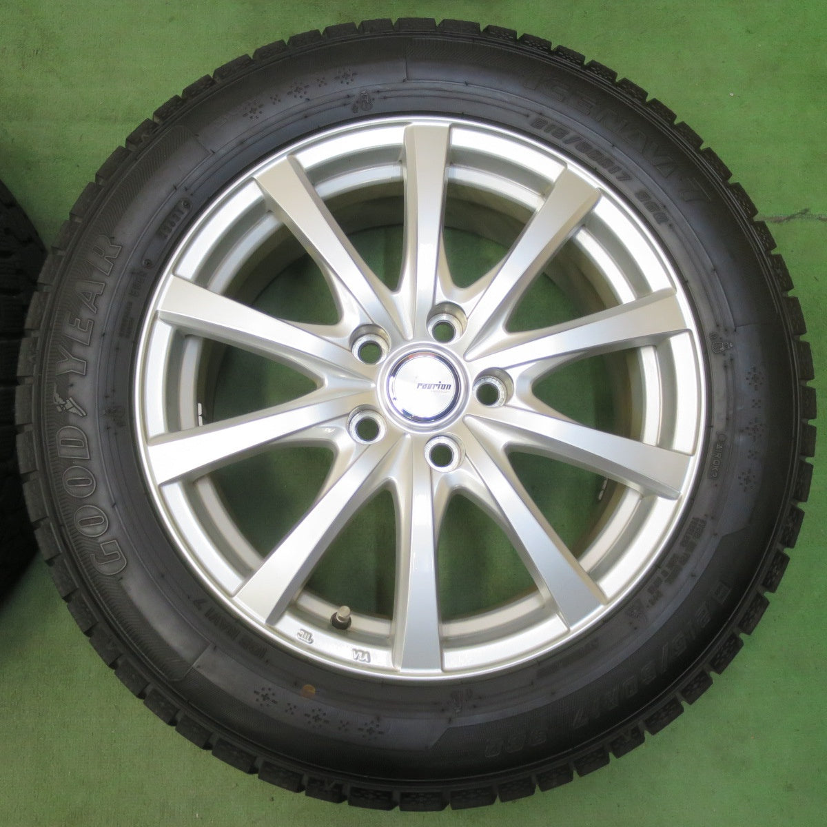 バリ溝！キレイ！ほぼ10分★スタッドレス 215/60R17 グッドイヤー アイスナビ7 ravrion RS01 ラブリオン 17インチ PCD114.3/5H★5123003イス