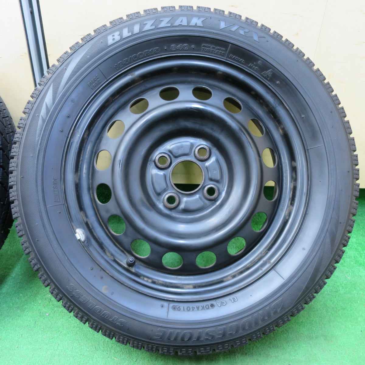 *送料無料* バリ溝！9.5分以上★スタッドレス 185/60R15 ブリヂストン ブリザック VRX スチール ホイール 15インチ PCD100/4H★4060704イス