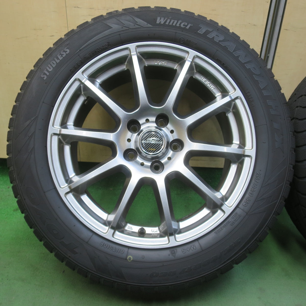 バリ溝！22年！キレイ！9.5分以上★スタッドレス 215/60R17 トーヨー ウインター トランパス TX SCHNEIDER シュナイダー 17インチ PCD114.3/5H★6032309イス