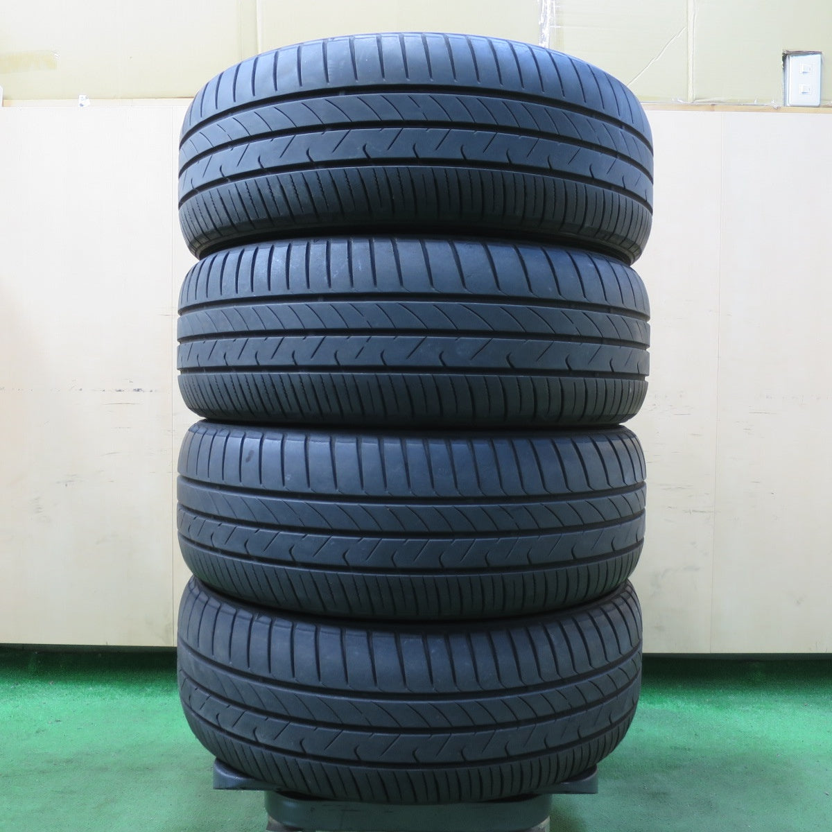 [送料無料] バリ溝！22年！9分★205/60R16 トーヨー トランパス MP7 タイヤ 16インチ ノア ヴォクシー プリウスα ステップワゴン 等★5011501イノタ
