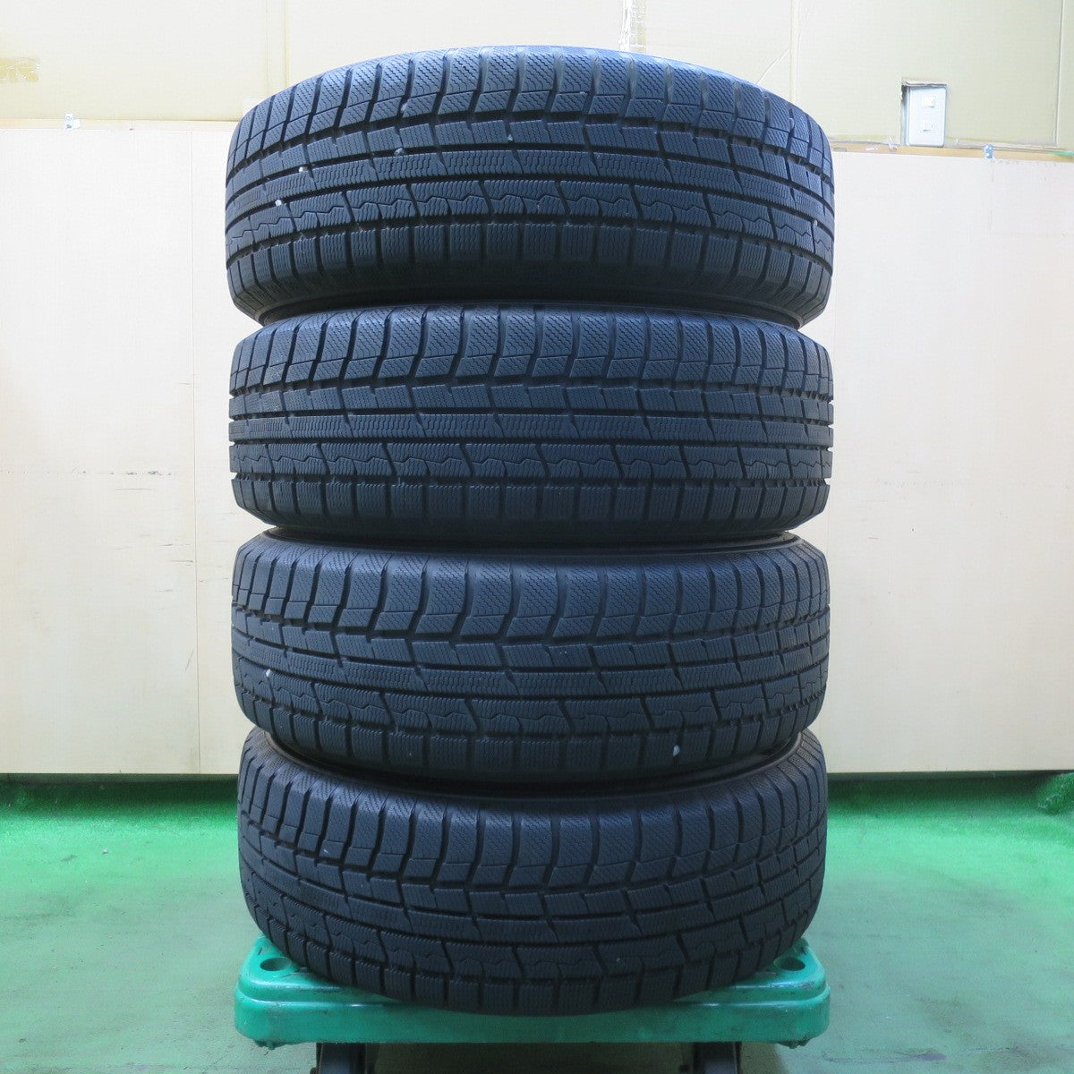 バリ溝！21年！キレイ！9.5分★スタッドレス 205/65R16 トーヨー ウインター トランパス TX BALMINUM バルミナ 16インチ PCD114.3/5H★5103102イス