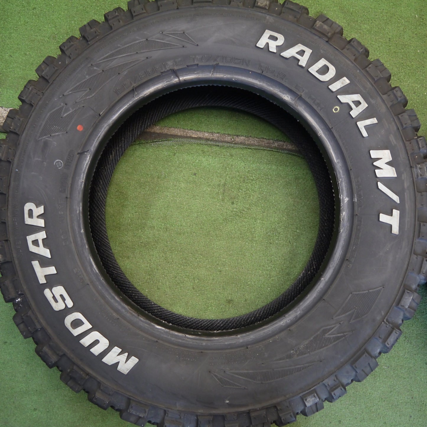 バリ溝！25年！9.5分★195/80R15 107/105N マッドスター ラジアル M/T ホワイトレター MUDSTAR RADIAL タイヤ 15インチ ハイエース キャラバン 等★6072204Hノタ