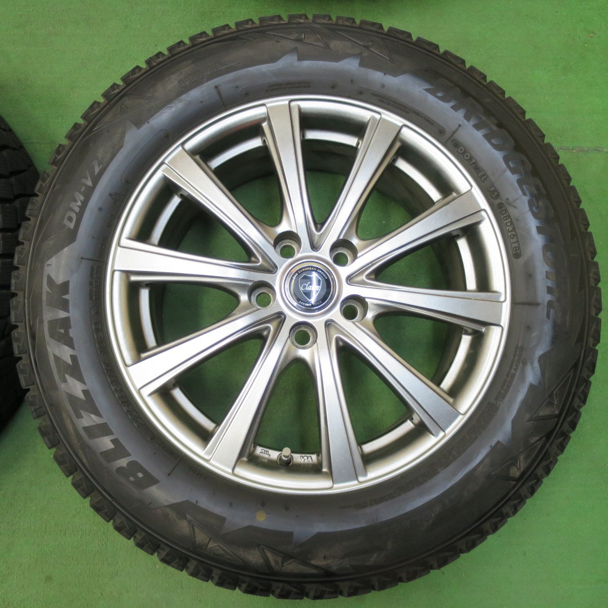 [送料無料] バリ溝！キレイ！9分★スタッドレス 225/65R17 ブリヂストン ブリザック DM-V2 Claire クレール 17インチ PCD114.3/5H★5011609イス