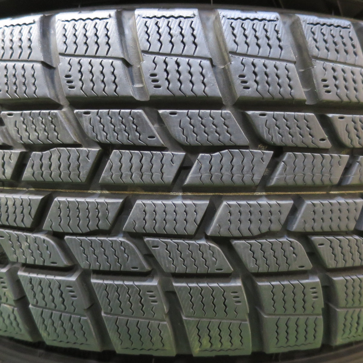 バリ溝！キレイ！9.5分以上★スタッドレス 195/65R15 グッドイヤー アイスナビ6 NIRVANA NV ニルバーナ ニルヴァーナ 15インチ PCD114.3/5H★5040907イス