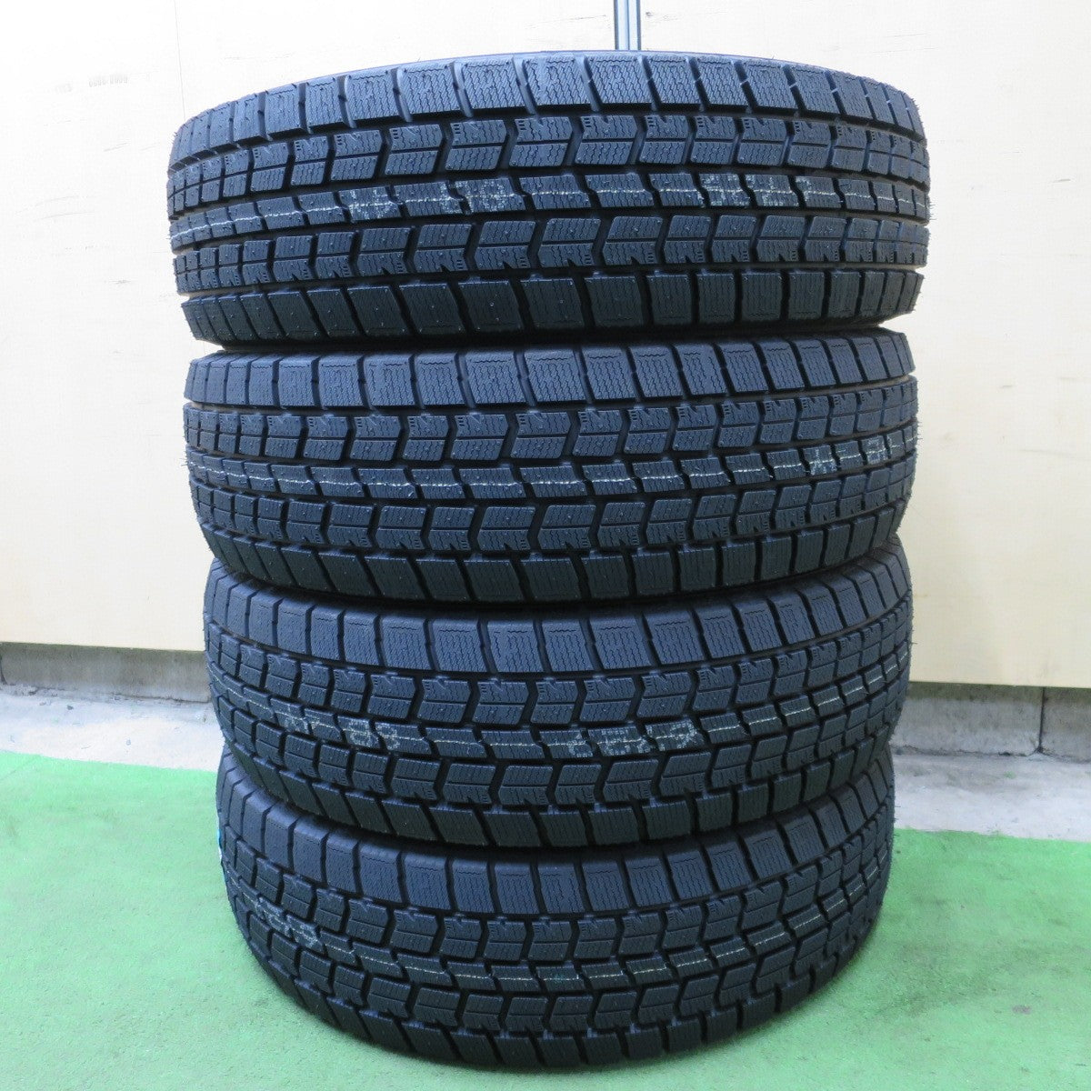 未使用！25年★スタッドレス 195/60R17 グッドイヤー アイスナビ7 タイヤ 17インチ ライズ ロッキー 60系 プリウス 等★6031303NGスタ