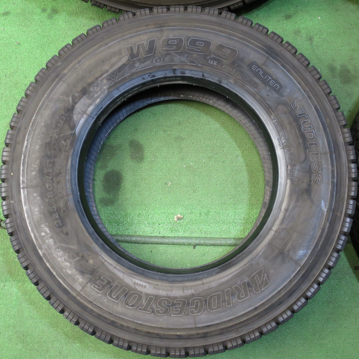 *送料無料* バリ溝！23年！9.5分★トラック タイヤ 225/80R17.5 123/122L スタッドレス ブリヂストン W999 17.5インチ★4032601クスタ