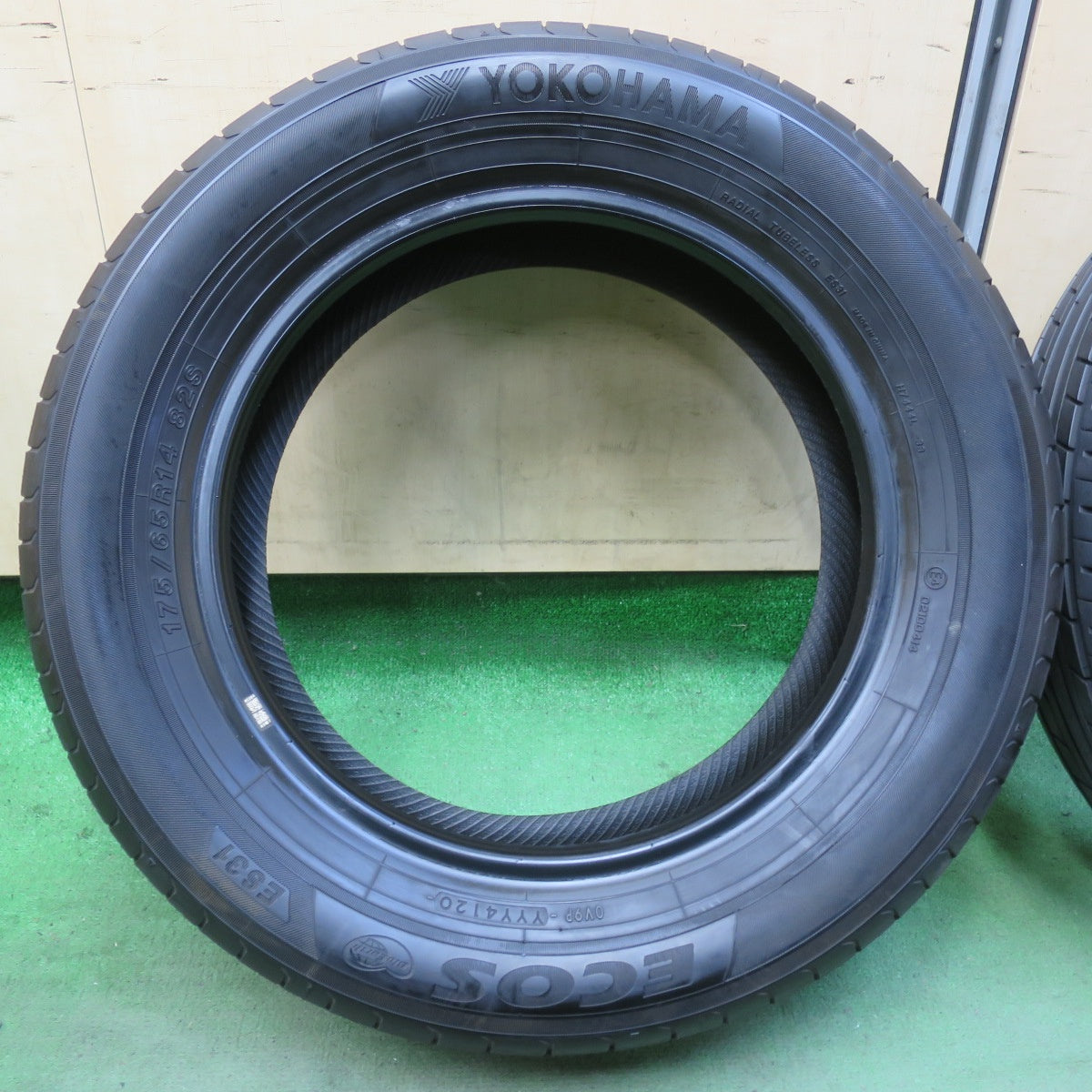 バリ溝！8.5分★175/65R14 ヨコハマ エコス ES31 タイヤ 14インチ ノート フィット キューブ ヴィッツ 等★5112405イノタ