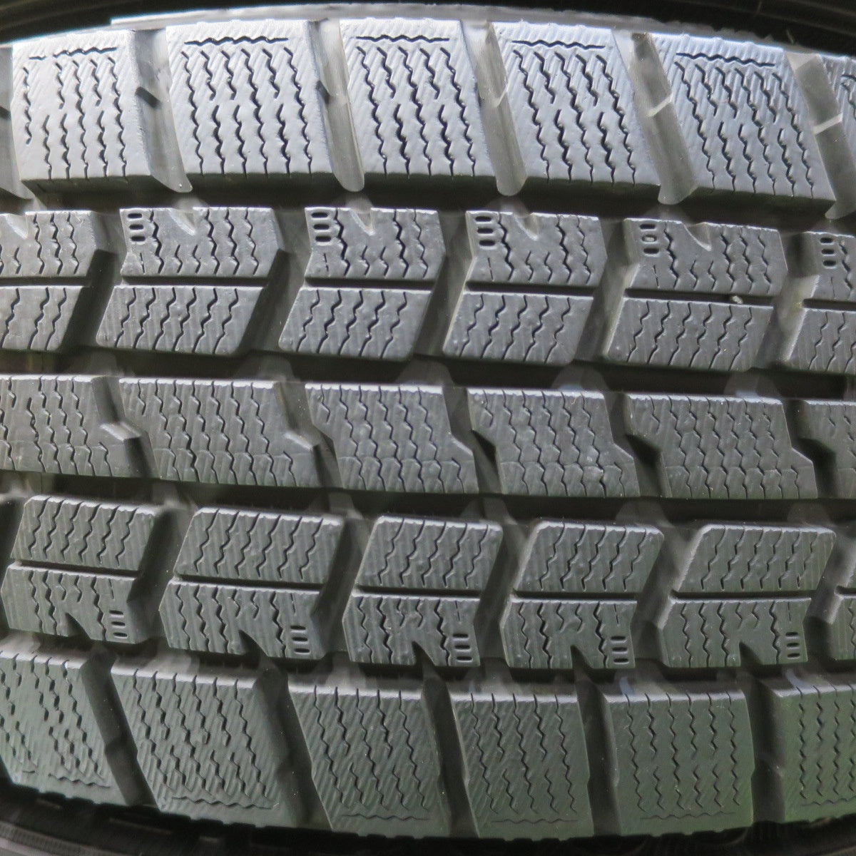 バリ溝！キレイ！ほぼ10分★スタッドレス 215/60R17 グッドイヤー アイスナビ7 ravrion RS01 ラブリオン 17インチ PCD114.3/5H★5123003イス