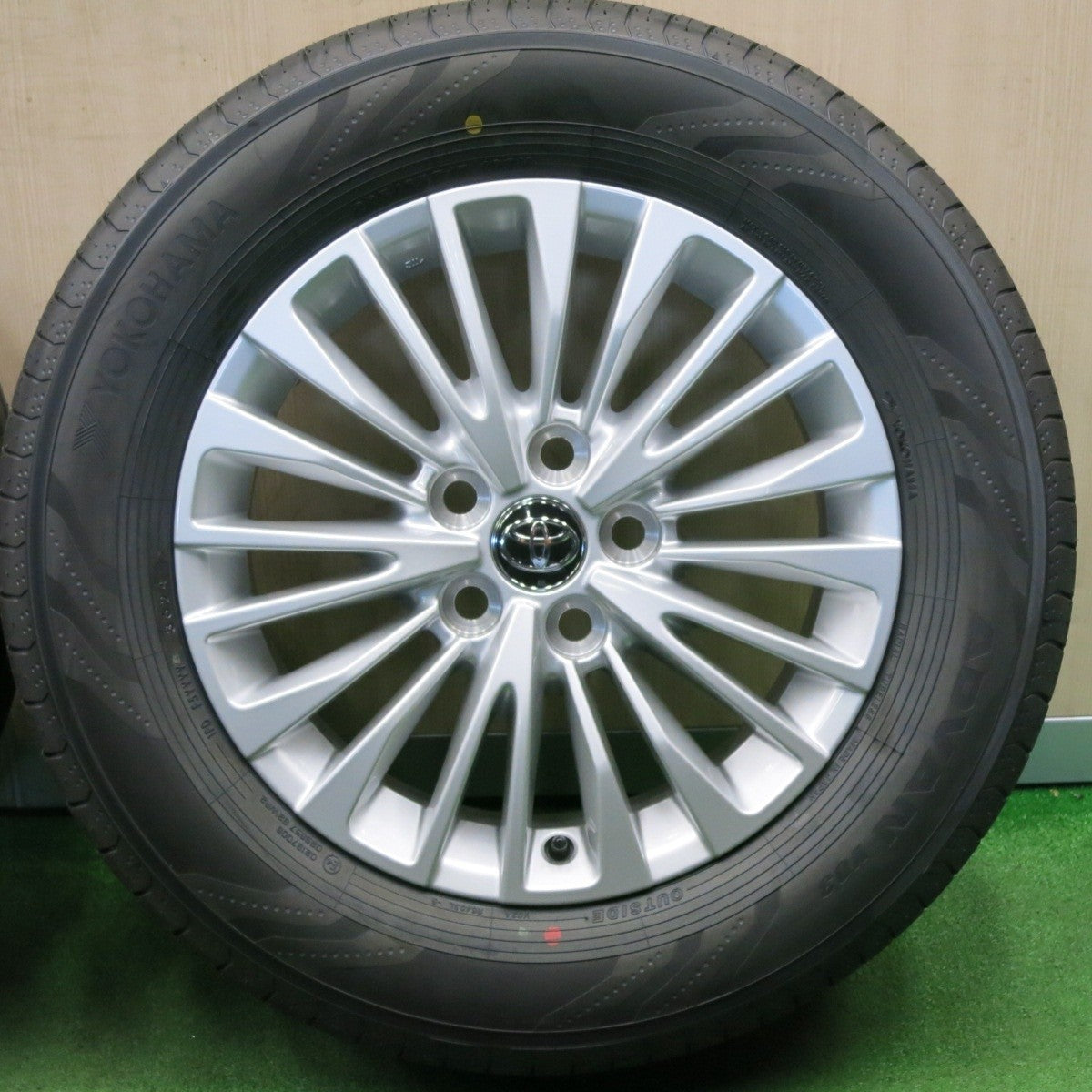 新車外し！24年★トヨタ 40系 アルファード 純正 225/65R17 ヨコハマ アドバン V03 17インチ PCD120/5H★4112401NJノ
