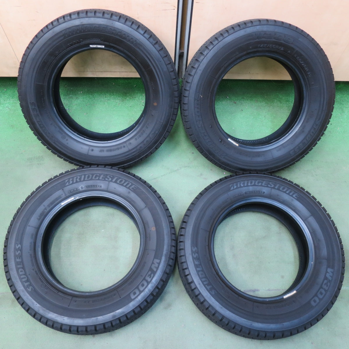 4本価格！24年◎スタッドレス 145/80R12 80/78N ブリヂストン W300 タイヤ 12インチ 軽トラック 軽バン エブリィ キャリイ ハイゼット 等◎6101303イスタ