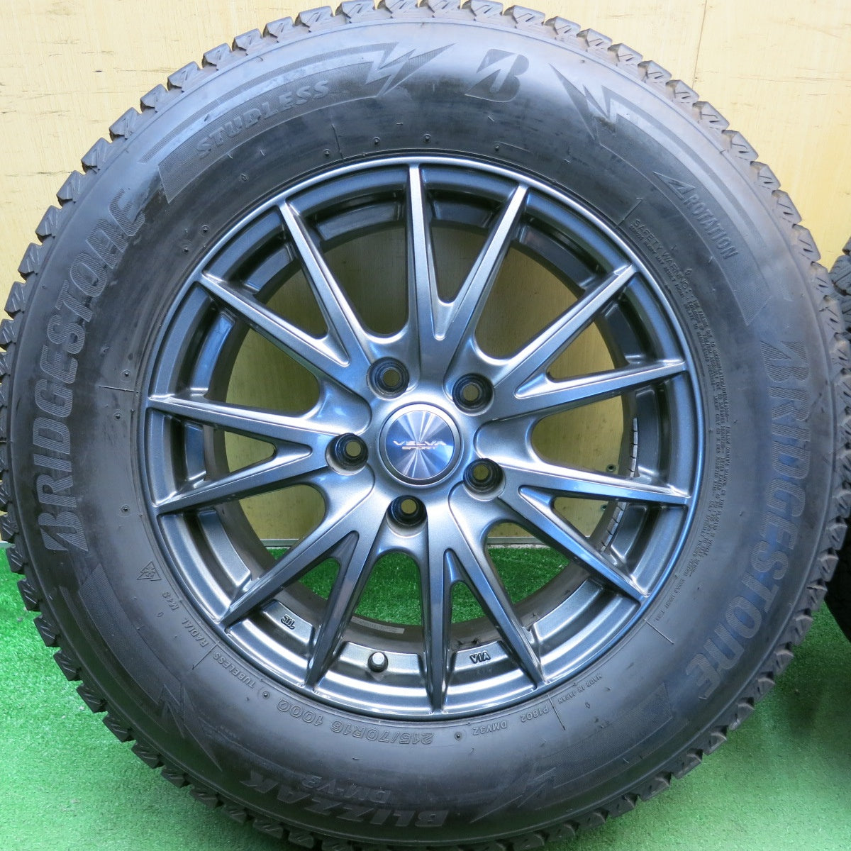 バリ溝！22年！キレイ！9.5分◎スタッドレス 215/70R16 ブリヂストン ブリザック DM-V3 VELVA SPORT ヴェルヴァ スポーツ 16インチ PCD114.3/5H◎6081607HAス