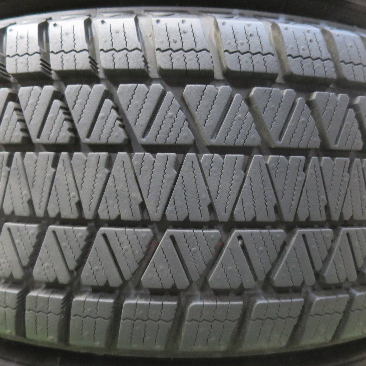 バリ溝！24年！キレイ！9.5分以上★スバル SK フォレスター 純正 225/60R17 スタッドレス ブリヂストン ブリザック DM-V3 17インチ PCD114.3/5H★5110706イス