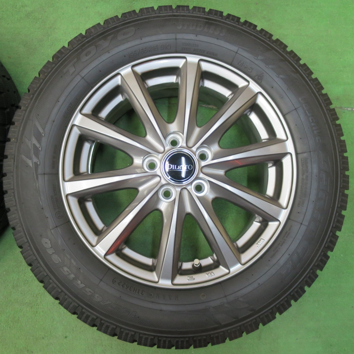 [送料無料] バリ溝！22年！キレイ！ほぼ10分★プリウス 等 195/65R15 スタッドレス トーヨー オブザーブ ガリット GIZ DILETTO ディレット 15インチ PCD100/5H★5010809イス
