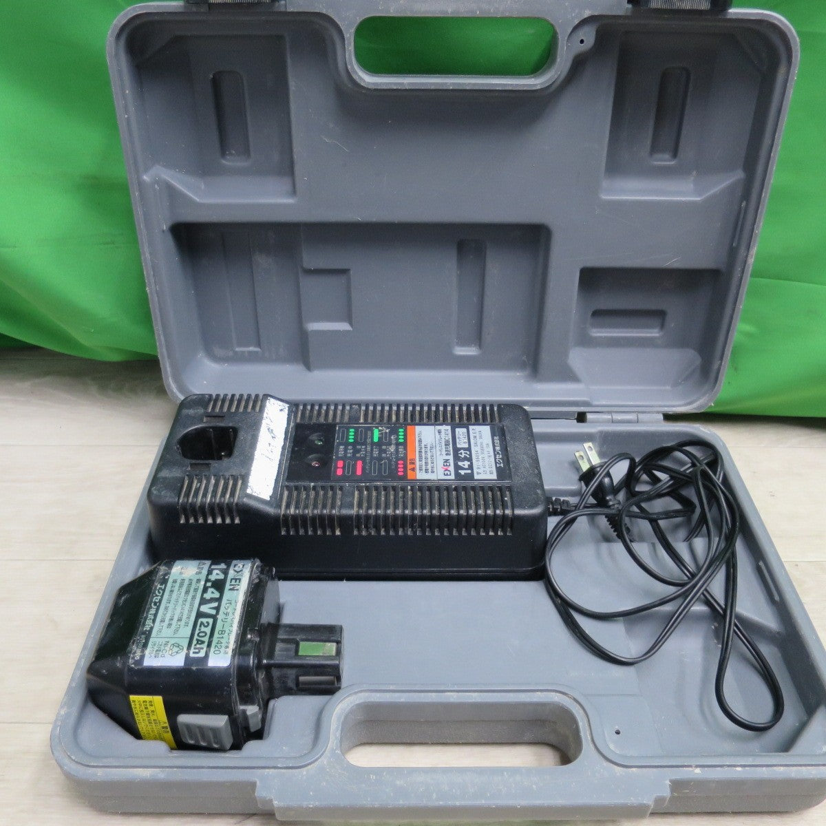 [送料無料] ☆エクセン コードレスクサビ CVPS 14.4V バイブレータ 急速充電器 DIY 電動 工具 大工 道具 ケース付き②☆