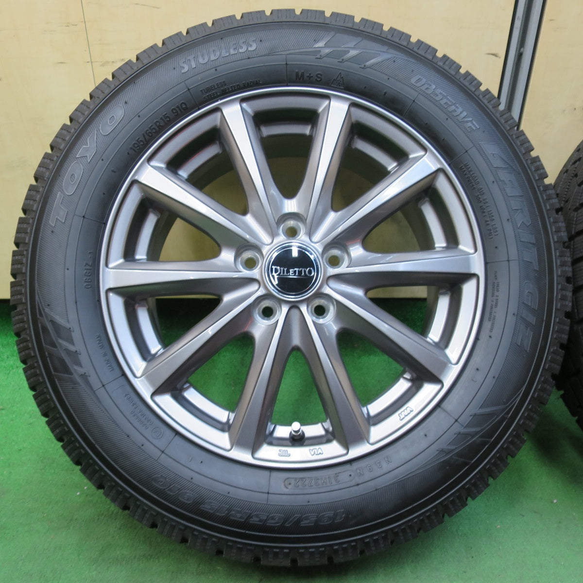 [送料無料] バリ溝！22年！キレイ！ほぼ10分★プリウス 等 195/65R15 スタッドレス トーヨー オブザーブ ガリット GIZ DILETTO ディレット 15インチ PCD100/5H★5010809イス