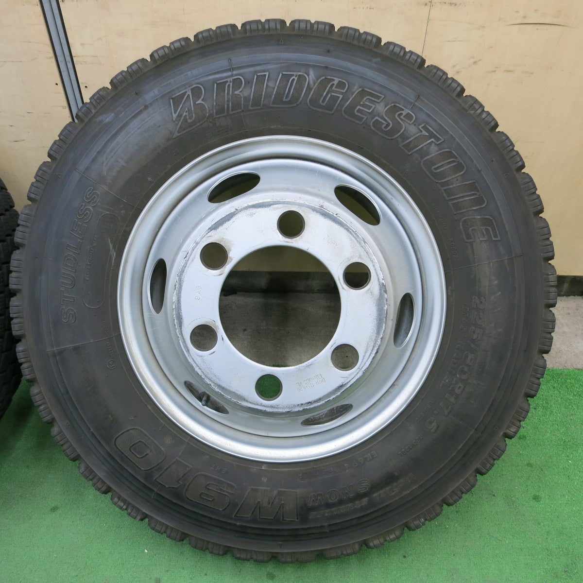 [送料無料] 4本価格★トラック タイヤ 225/80R17.5 123/122L スタッドレス ブリヂストン W910 TOPY スチール 135-9CS 17.5インチ PCD222.25/6H★5021901ナス