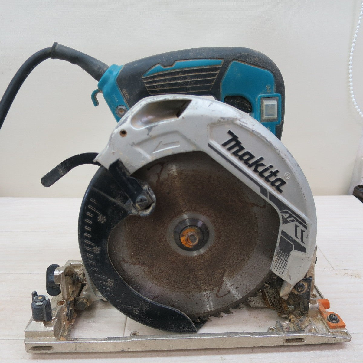 ☆マキタ 165mm マルノコ HS6301 電動 工具 切断機 木工用 超硬 丸のこ 丸ノコ 丸鋸 コード式 電気 makita 100V☆ [送料無料]