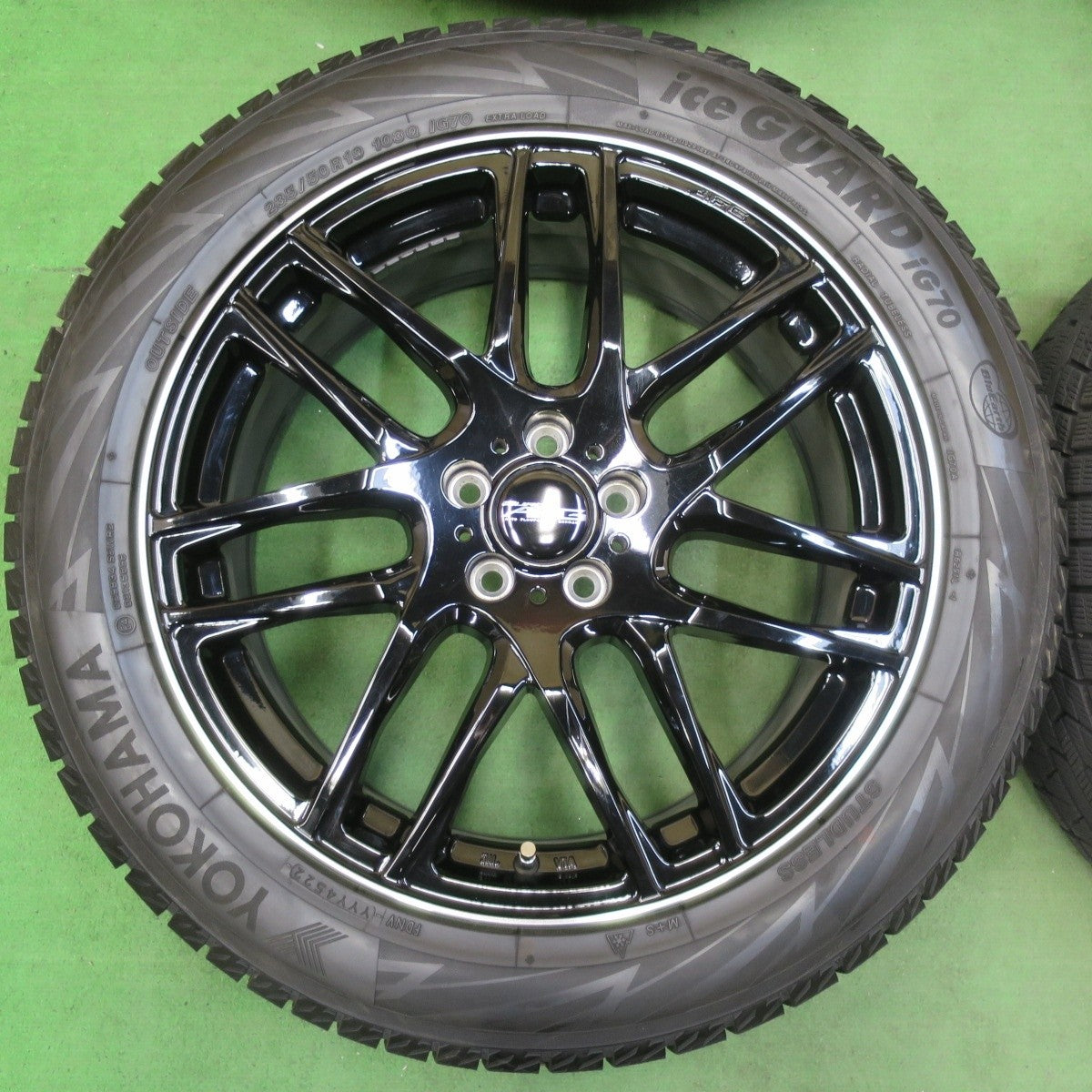 [送料無料] バリ溝！22年！キレイ！9分★ボルボ等 EURO AFG 235/50R19 スタッドレス ヨコハマ アイスガード iG70 19インチ PCD108/5H★5032604イス