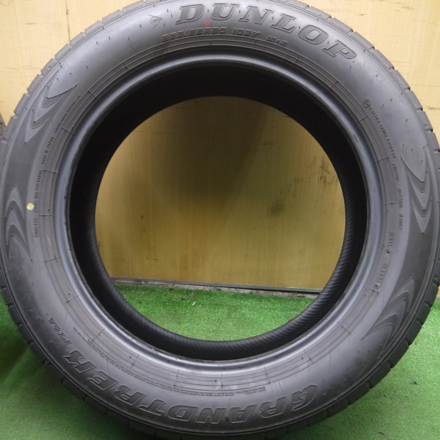 *送料無料* 新車外し！23年★265/55R20 ダンロップ グラントレック PT5A タイヤ 20インチ ランクル 300 レクサス LX600 等★4032513Hノタ