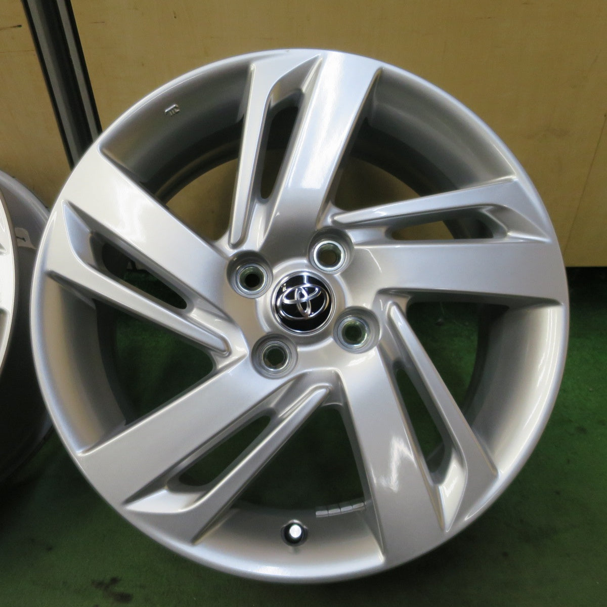 新車外し◎トヨタ ライズ G / X グレード ダイハツ ロッキー 純正 ホイール 16インチ 16×6J ガソリン 車 向け PCD100/4H◎6080102NGホ