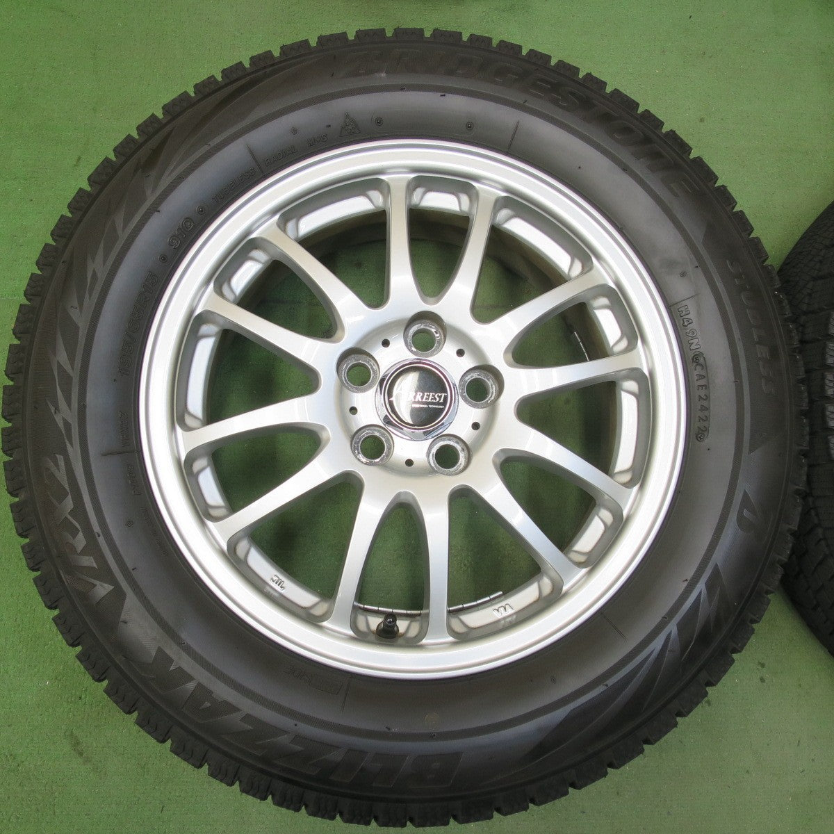 バリ溝！22年！キレイ！9分★プリウス 等 195/65R15 スタッドレス ブリヂストン ブリザック VRX2 ARREEST 15インチ PCD100/5H★5112703イス