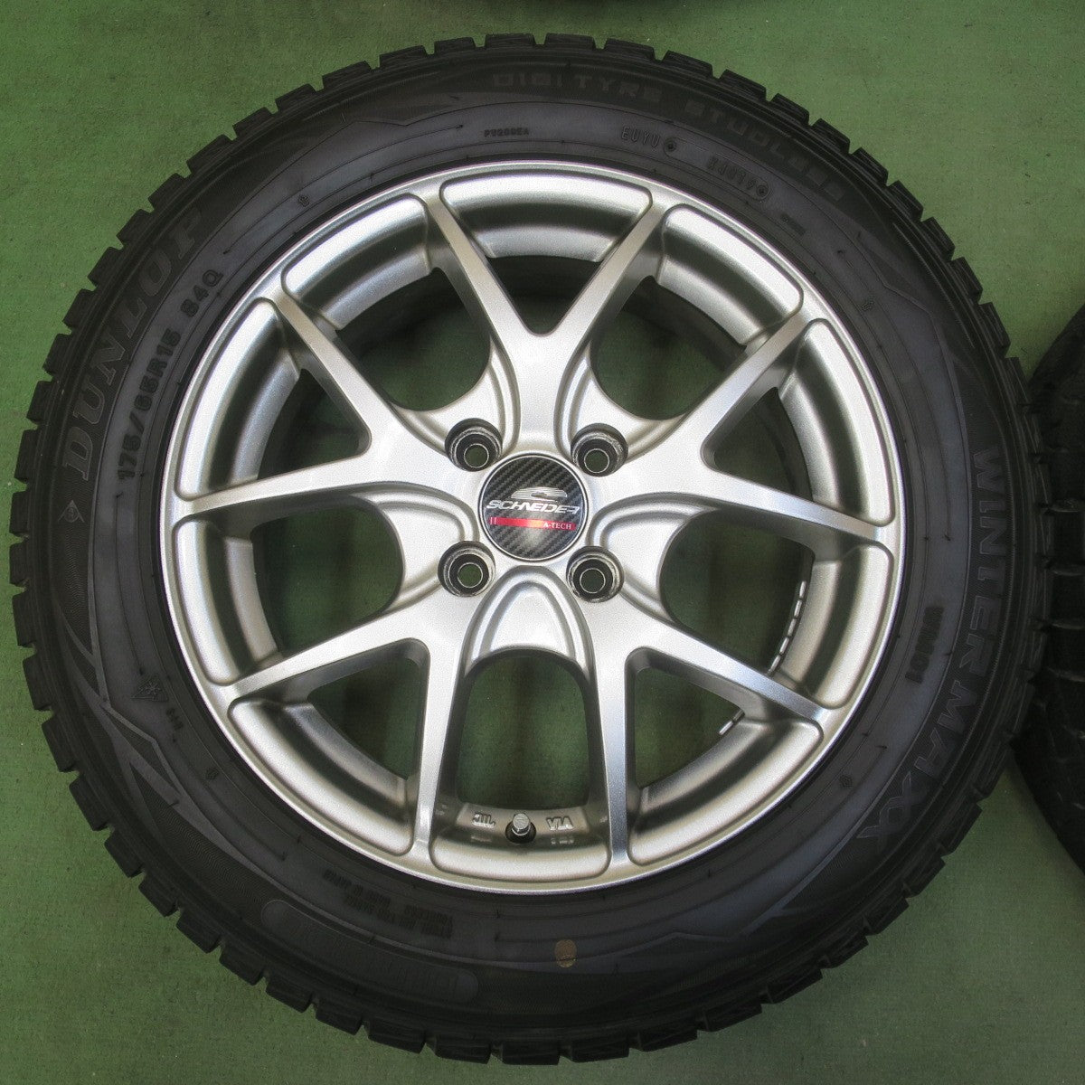 バリ溝！キレイ！9.5分◎スタッドレス 175/65R15 ダンロップ ウインターマックス WM01 SCHNEIDER シュナイダー 15インチ PCD100/4H◎6081203イス