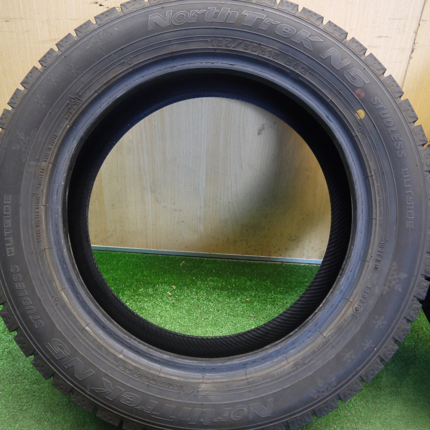 バリ溝！24年！9.5分以上★スタッドレス 185/60R15 オートバックス ノーストレック N5 タイヤ 15インチ ヴィッツ ヤリス カローラフィールダー フィット スイフト 等★6051805Hスタ