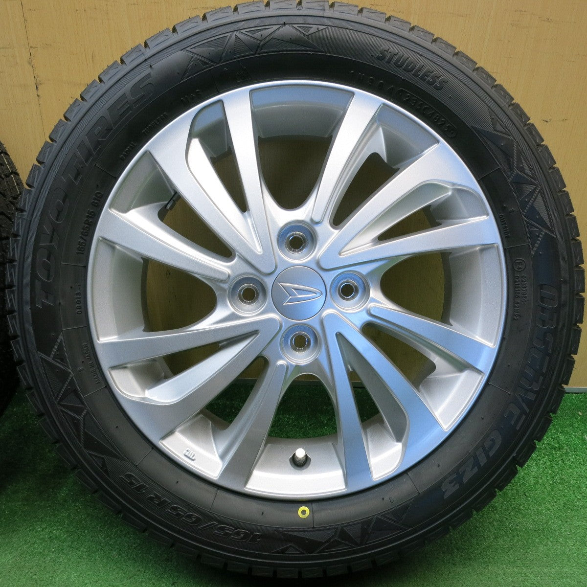 ほぼ未使用！25年！新車外し★ダイハツ タフト 純正 165/65R15 スタッドレス トーヨー オブザーブ GIZ2 15インチ PCD100/4H★6041108HAス