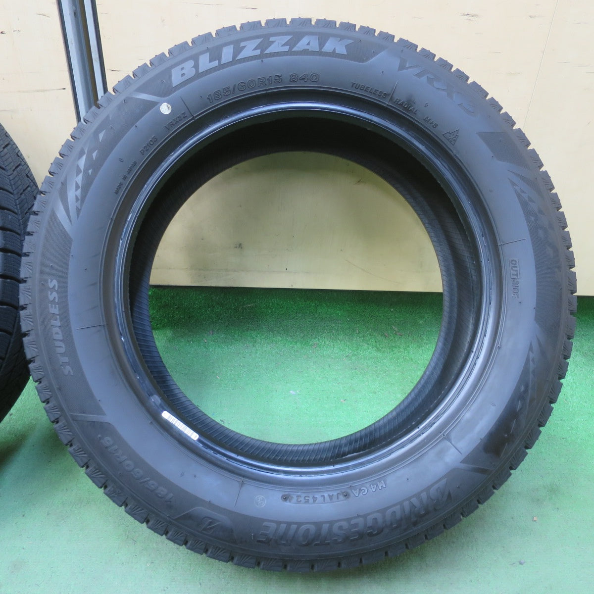 バリ溝！24年！ほぼ10分★スタッドレス 185/60R15 ブリヂストン ブリザック VRX3 タイヤ 15インチ アクア ヤリス ヴィッツ フィット インサイト 等★6031904イスタ