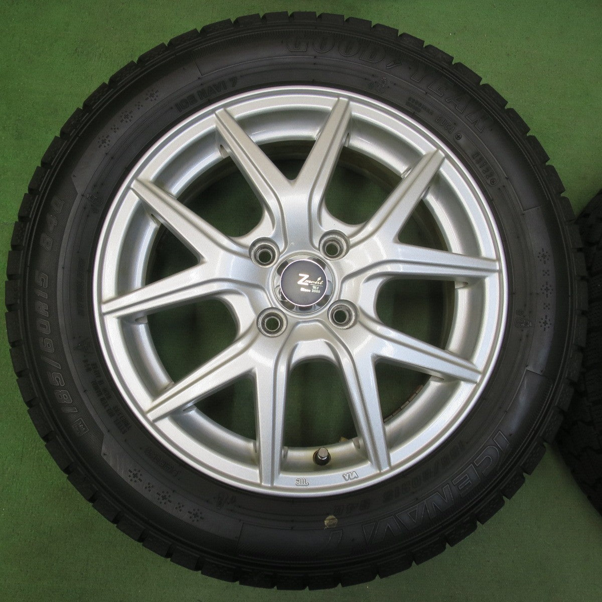 バリ溝！22年！キレイ！9.5分★スタッドレス 185/60R15 グッドイヤー アイスナビ7 Zmeist M5 15インチ PCD100/4H★5111406イス