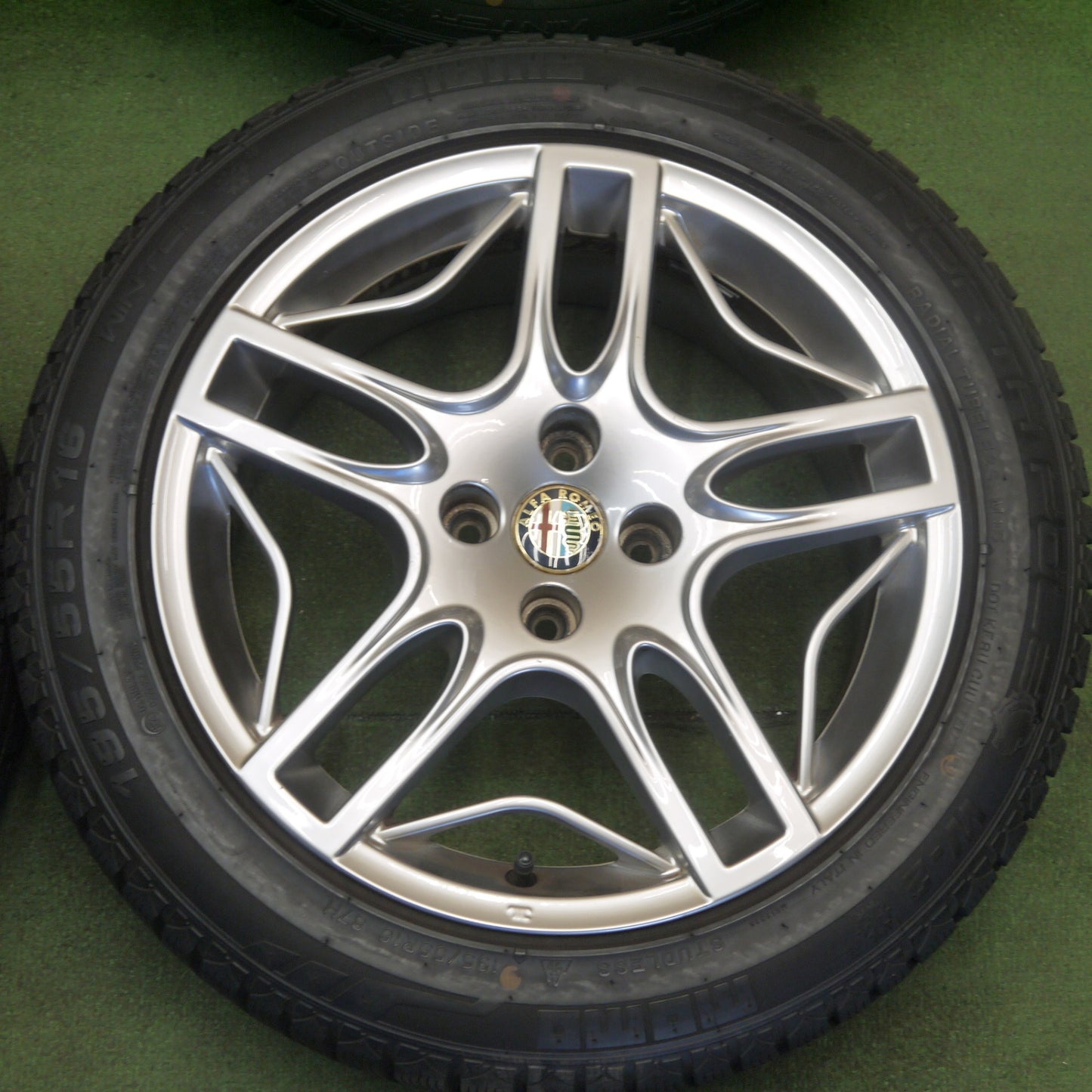 バリ溝！22年！9.5分★アルファロメオ ミト 純正 195/55R16 スタッドレス モモ NORTH POLE 16インチ PCD98/4H★6053106KKス
