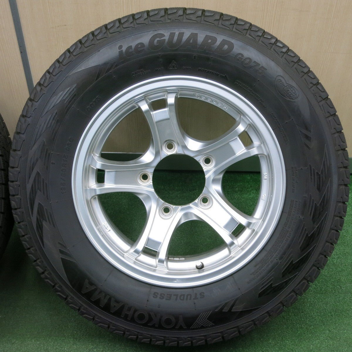 *送料無料* バリ溝！キレイ！9.5分★ジムニー等 KEELER 195/80R15 スタッドレス ヨコハマ アイスガード G075 キーラー PCD139.7/5H★4040307TNス