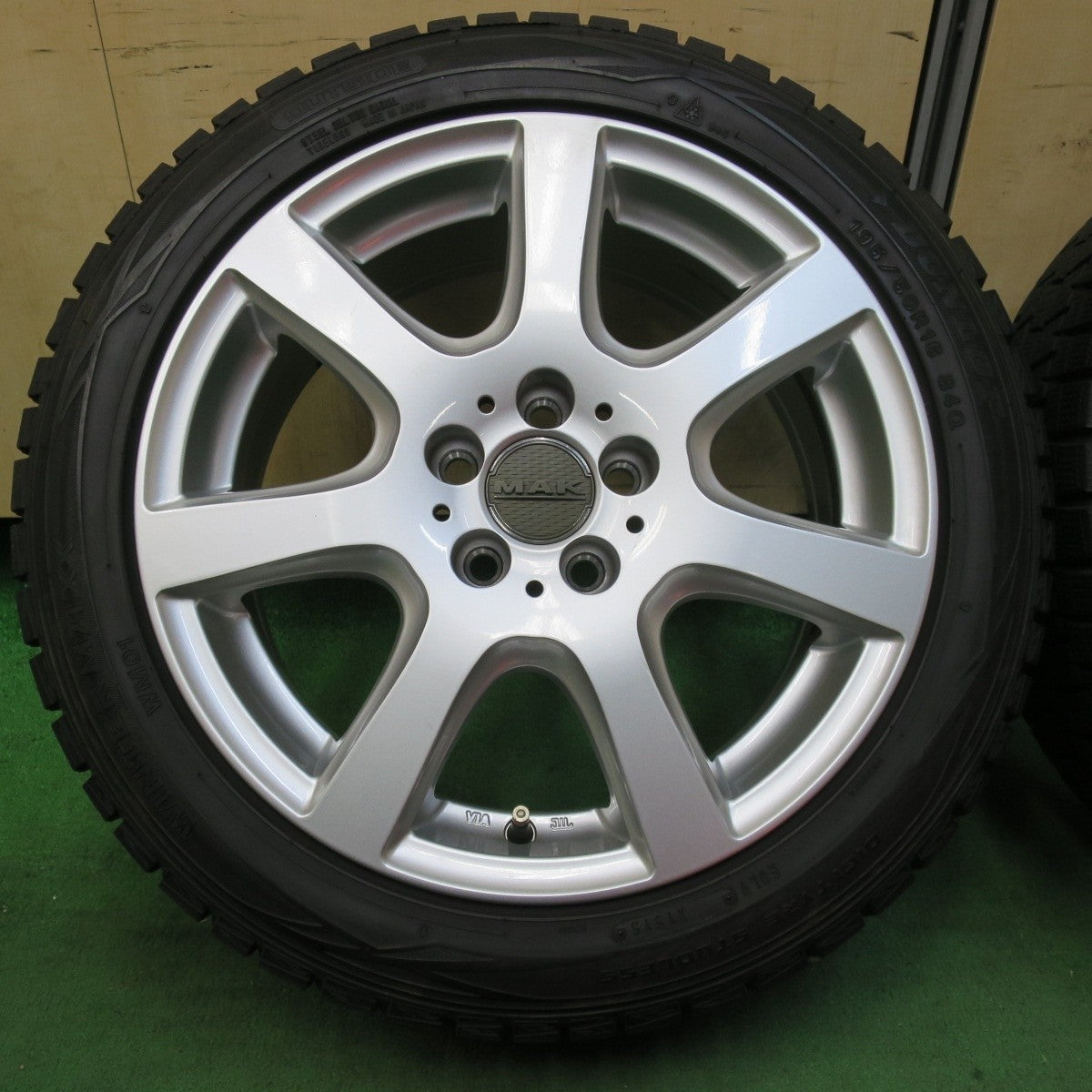 バリ溝！9.5分★ワーゲン 等 MAK DOLOMITI 195/50R16 スタッドレス ダンロップ ウインターマックス WM01 ドロミテ 16インチ PCD100/5H★5011302イス