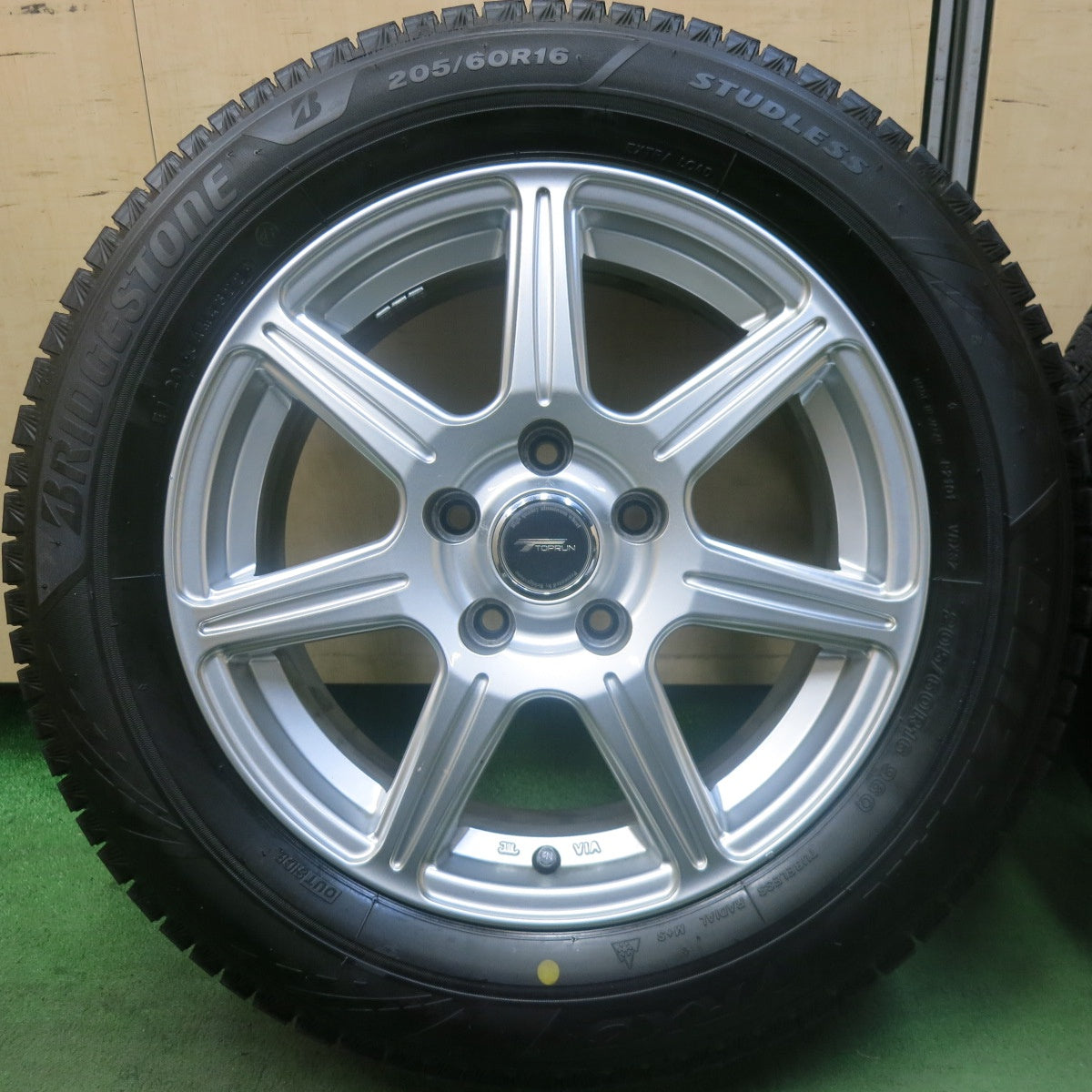 バリ溝！22年！キレイ！9.5分★スタッドレス 205/60R16 ブリヂストン ブリザック VRX3 TOPRUN トップラン 16インチ PCD114.3/5H★5112705SKス