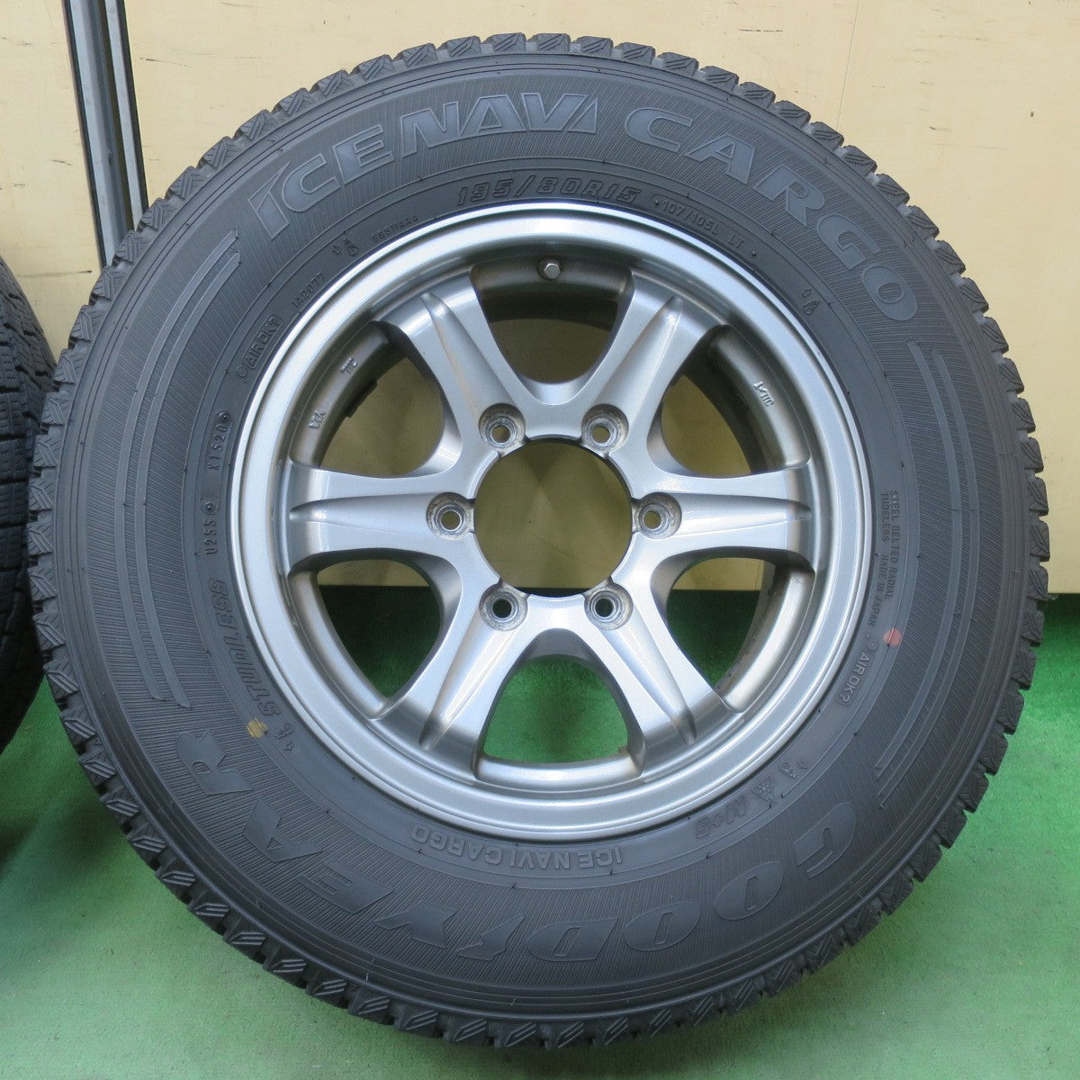 バリ溝！9分★KEELER FIELD 195/80R15 107/105L スタッドレス グッドイヤー アイスナビ CARGO キーラー フィールド 15インチ PCD139.7/6H★6042710イス