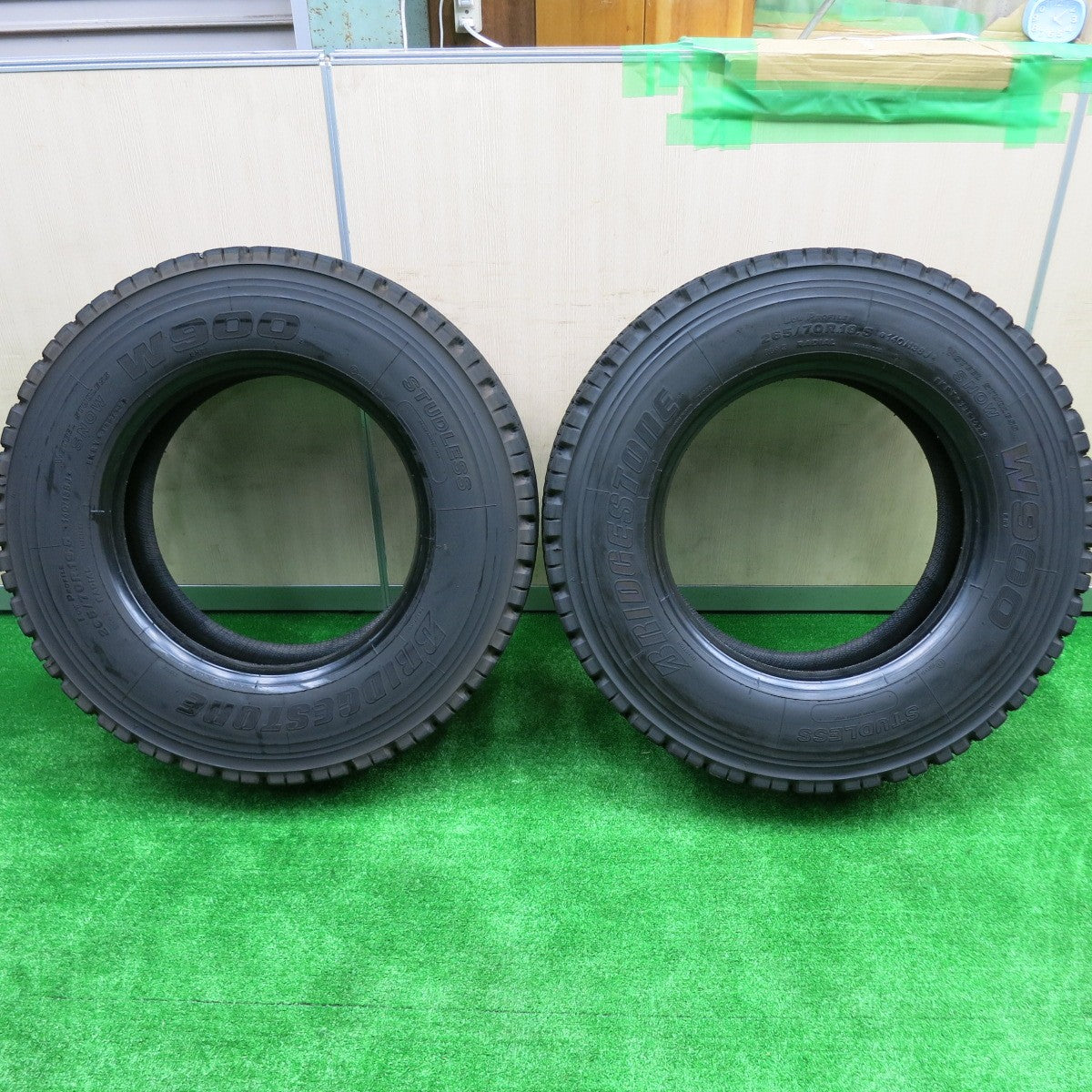 *送料無料* バリ溝！23年！9.5分★トラック タイヤ 265/70R19.5 140/138J スタッドレス ブリヂストン W900 19.5インチ★4072310HAスタ